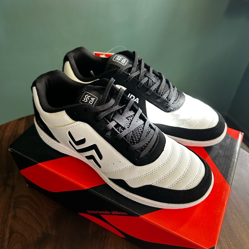 IC Women’s Indoor Soccer Shoes 8.5 (New)